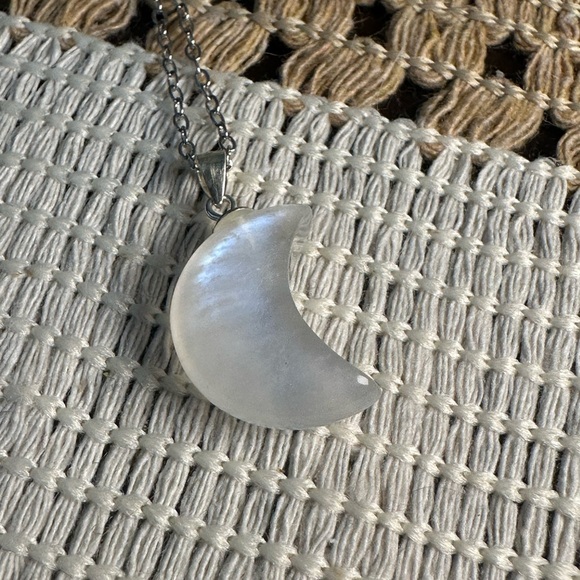 Blue Flash Moon Shaped Moonstone Pendant Necklace on Silver 925 Box Chain - Picture 7 of 14